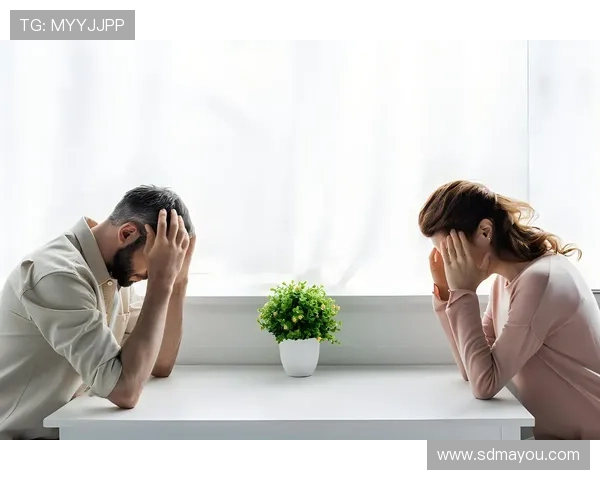 亚马尔与女友甜蜜热吻瞬间曝光眼中只映出彼此的爱意与幸福